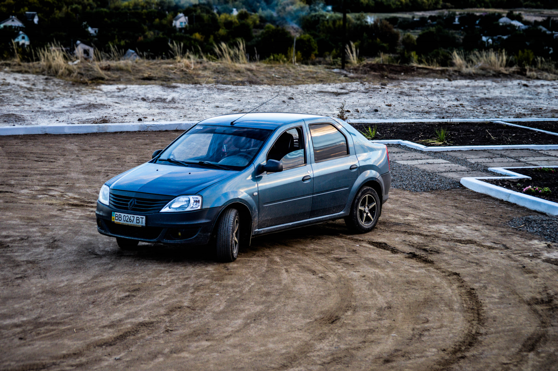 Рено логан плохой. Renault Logan 2000. Renault Logan (1g). Рено Логан 2000 года. Рено Логан старый.