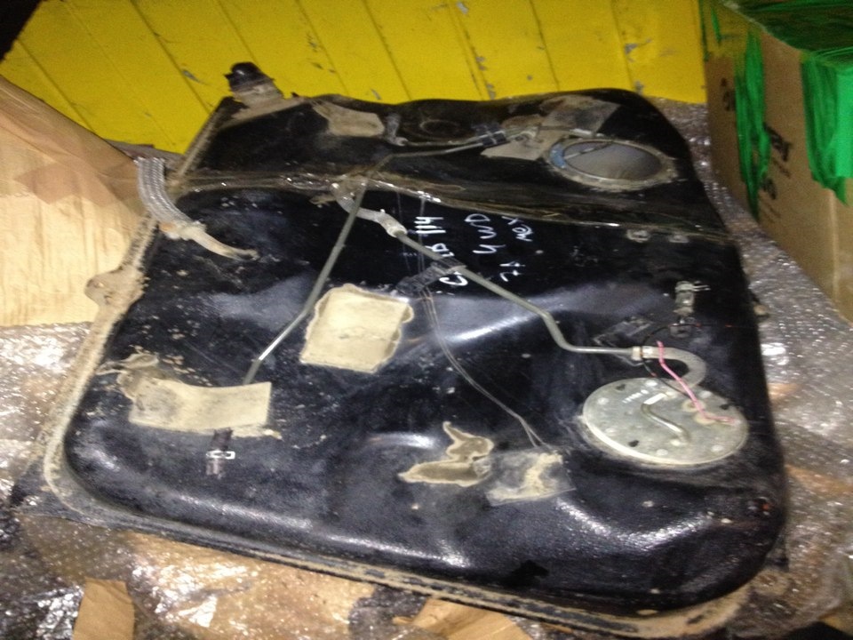 Топлни бак тоёта карола. Топливный бак тойота королла е110. Топливный бак toyota corolla e110. Бензобак тойота королла 91 год. Бак топливный toyota sprinter ae95 седан.