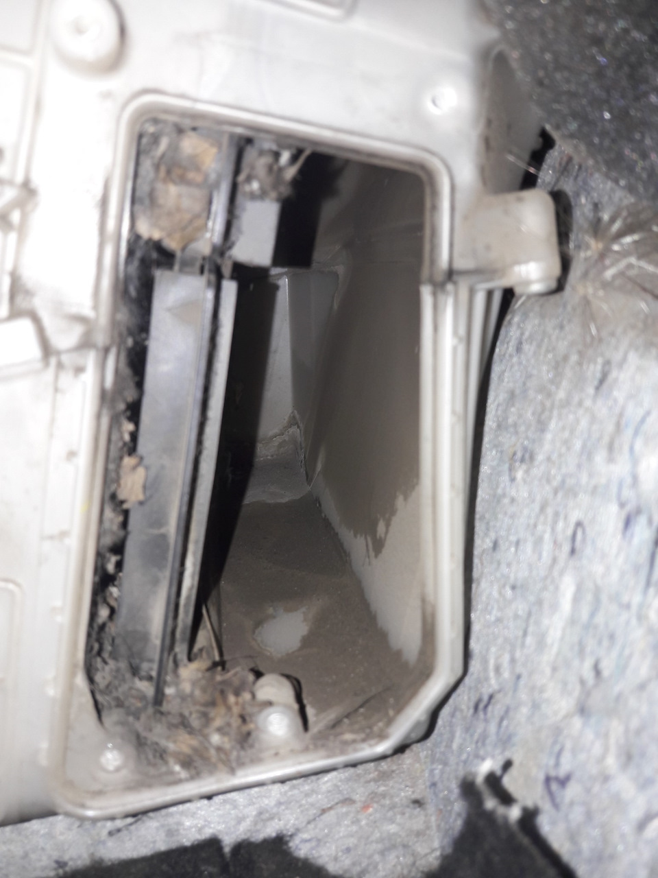 Замена салонного фильтра — Mazda 3 (1G) BK, 1,6 л, 2008 года | плановое ...