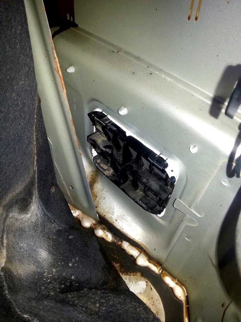 Вода в карманах багажника, герметизация клапана, уплотнительная резинка ...