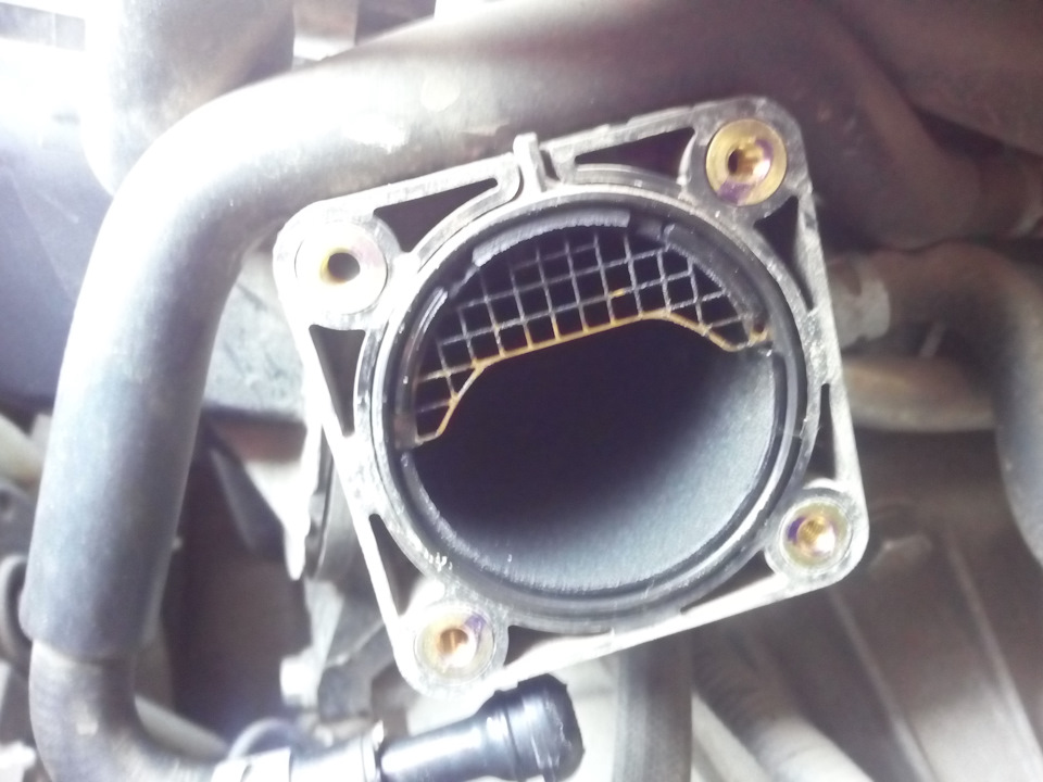 Внутри тоже грязи было достаточно, помыл до куда руки достали. — Toyota Avensis II