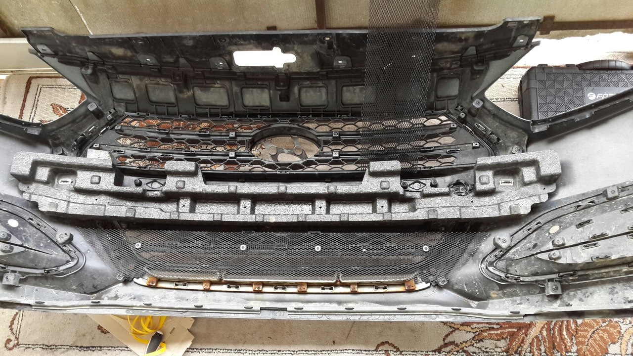 Как снять решетку солярис. Решетка радиатора i40. Hyundai solaris 2 без бампера. Снятие решётки hyundai solaris 2020 года. Как снимается решетка на солярис 1.