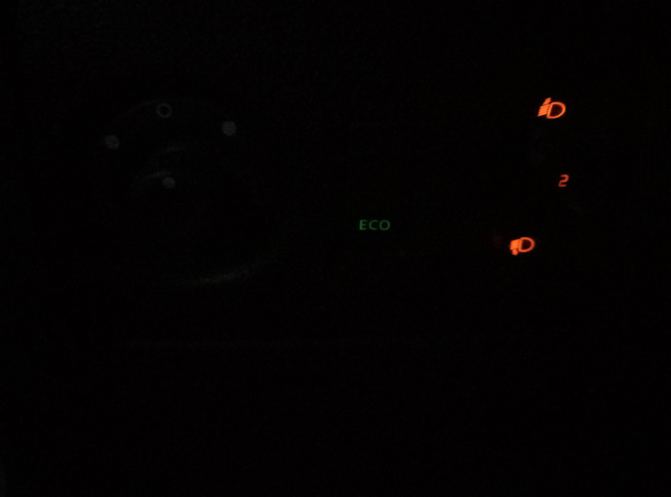 Вот так светит кнопка в темноте — Lada XRAY