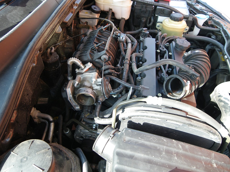 Снял декоративную накладку, патрубок соединяющий воздушный фильтр и дроссельную заслонку… — Chevrolet Lacetti 5D