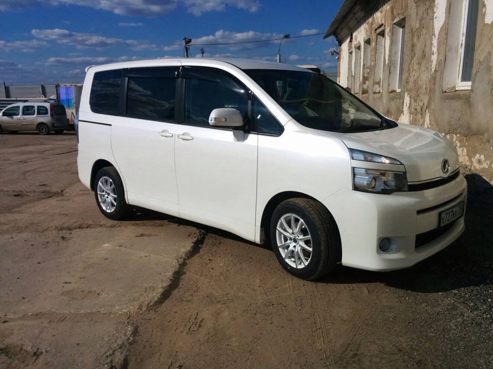 Toyota авито. Toyota Voxy 2010. Литье Тойота Вокси 2003. Колеса Тойота Вокси. Вокси белая 2010.