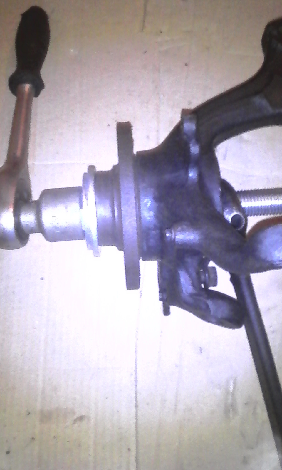 Запрессовка ступичных подшипников. — Volkswagen Golf Mk3, 1,8 л, 1992 ...