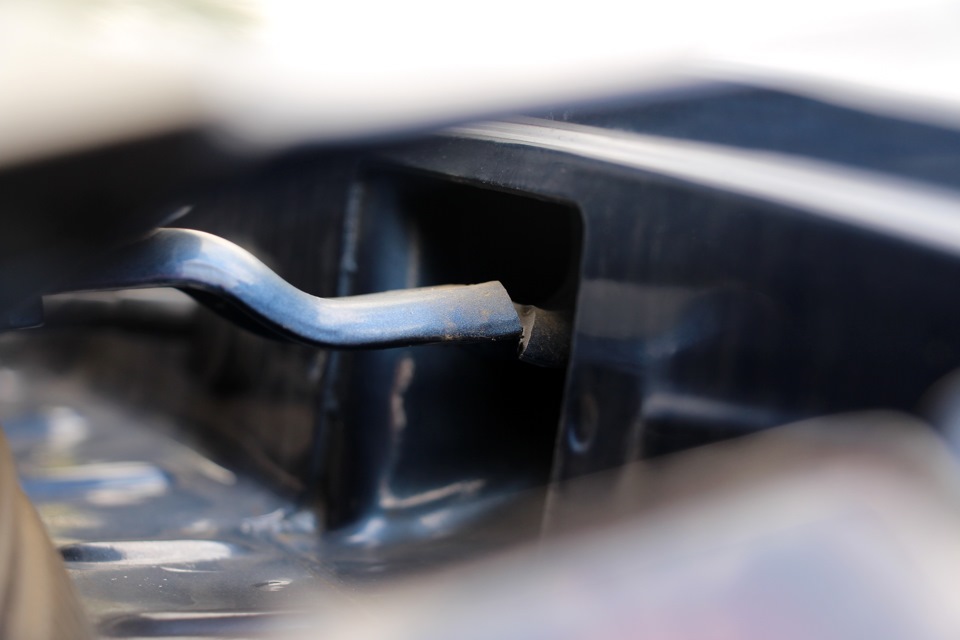 Лопнула петля на крышке багажника — Honda Fit (2G)