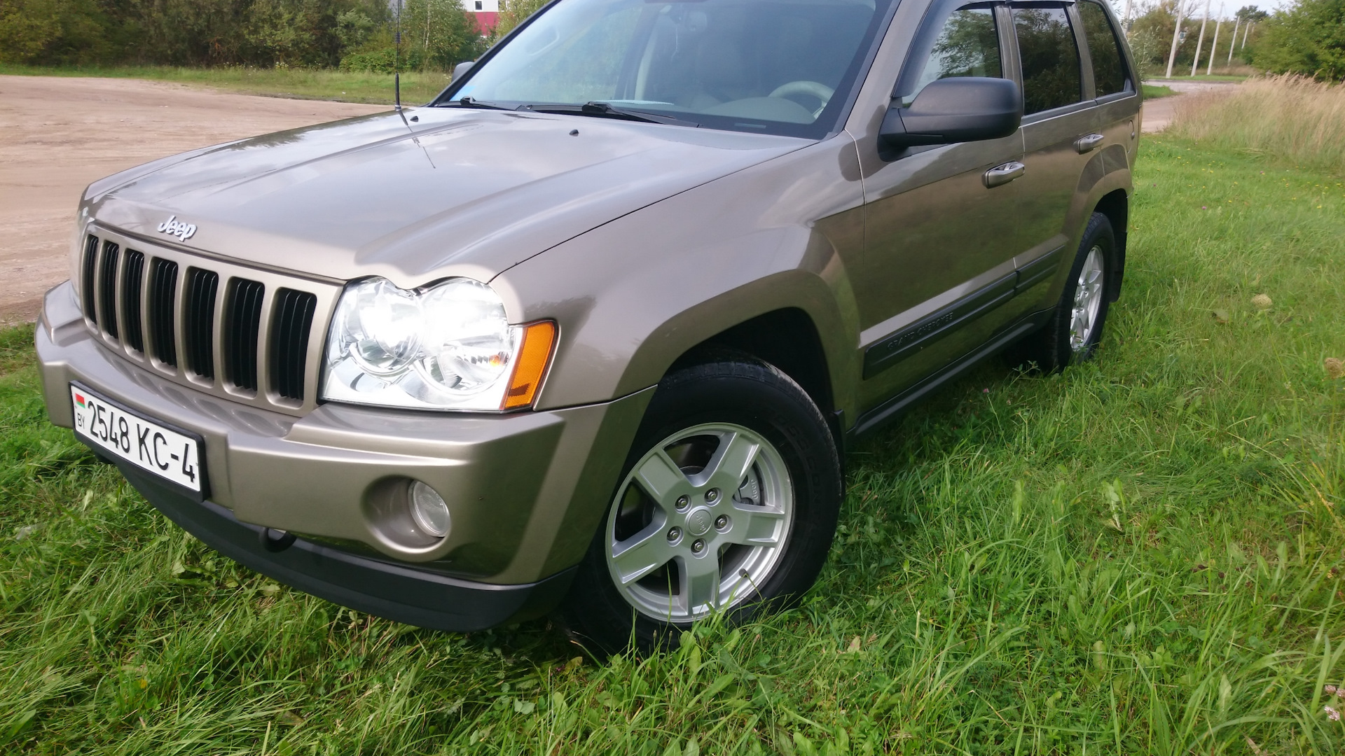 Jeep Grand Cherokee 2005 багажник. Днище джип Гранд Чероки wk1. Джип Гранд Чероки серебристый с номерами региона 58.