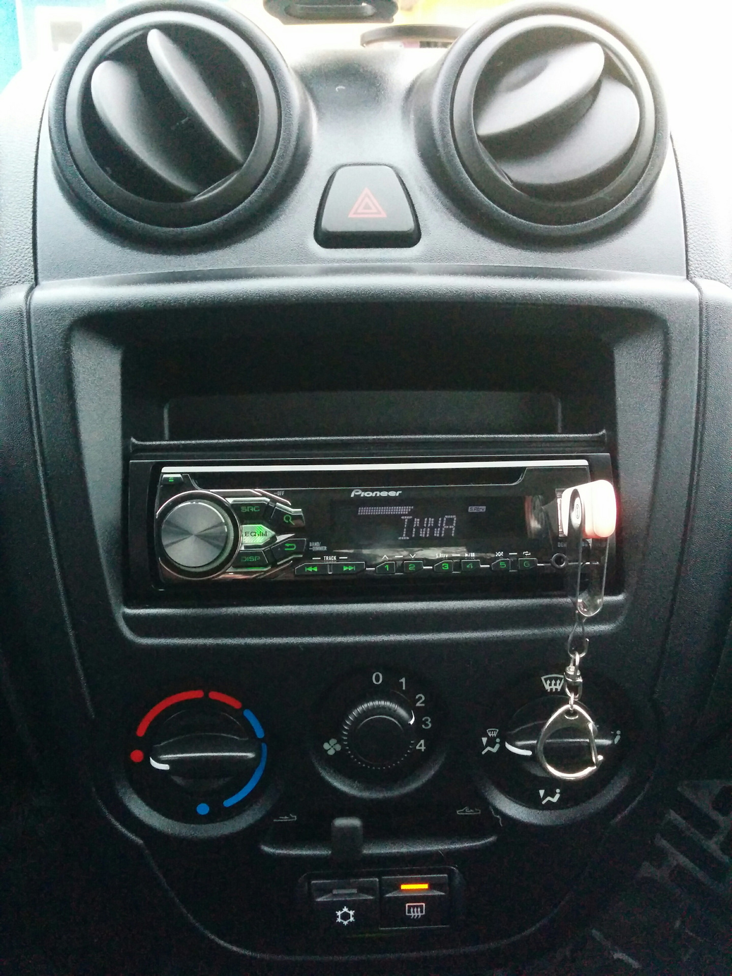 Первым делом, первым делом балалайка … — Lada Гранта, 1,6 л, 2015 года ...