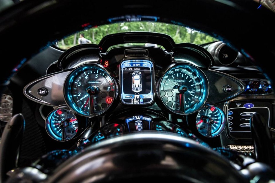 Панель приборов машины фото Pagani Huayra - DRIVE2