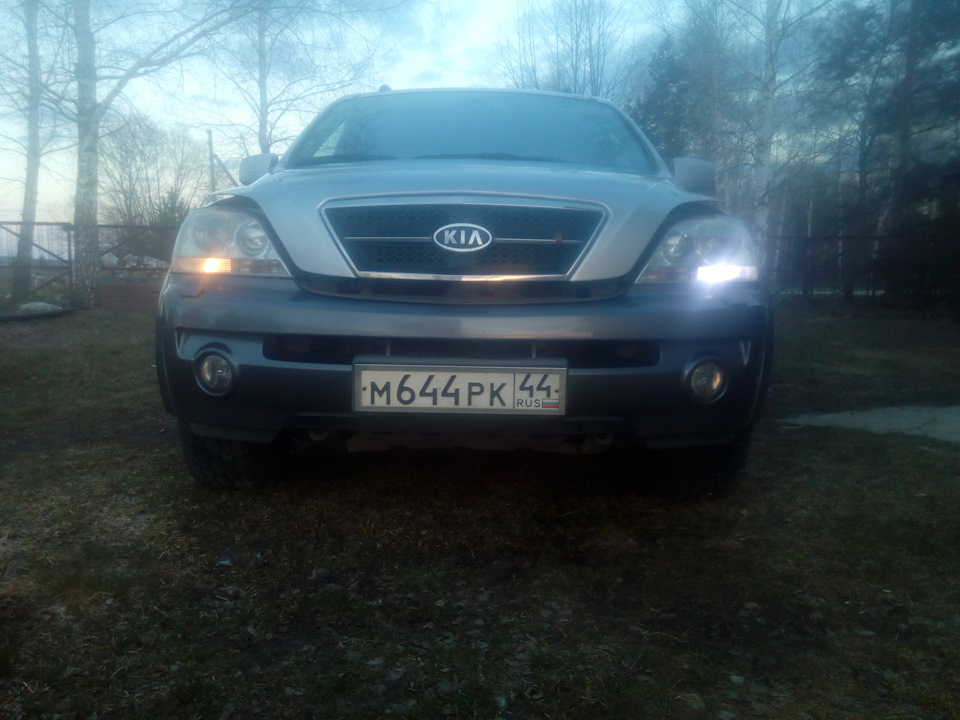 Тоже и с габаритами слева обычная лампочка, справа диод — KIA Sorento (1G)
