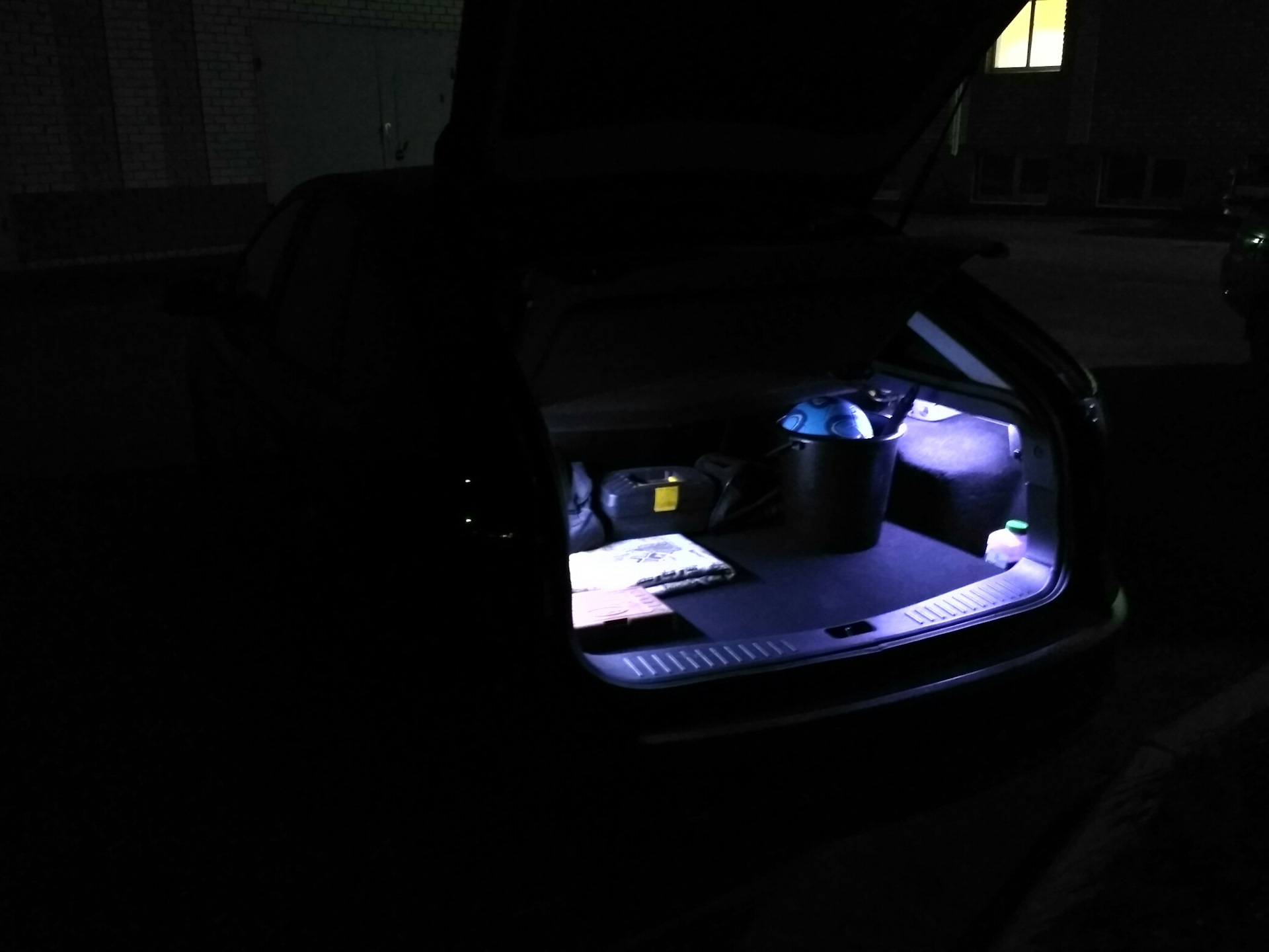 Подсветка багажника фокус. Фф2 подсветка багажника. Штатная подсветка багажника фокус 1 хэтчбек. Подсветка в багажник Форд фокус 1 хэтчбек 2004. Подсветка багажника Форд Фьюжн.