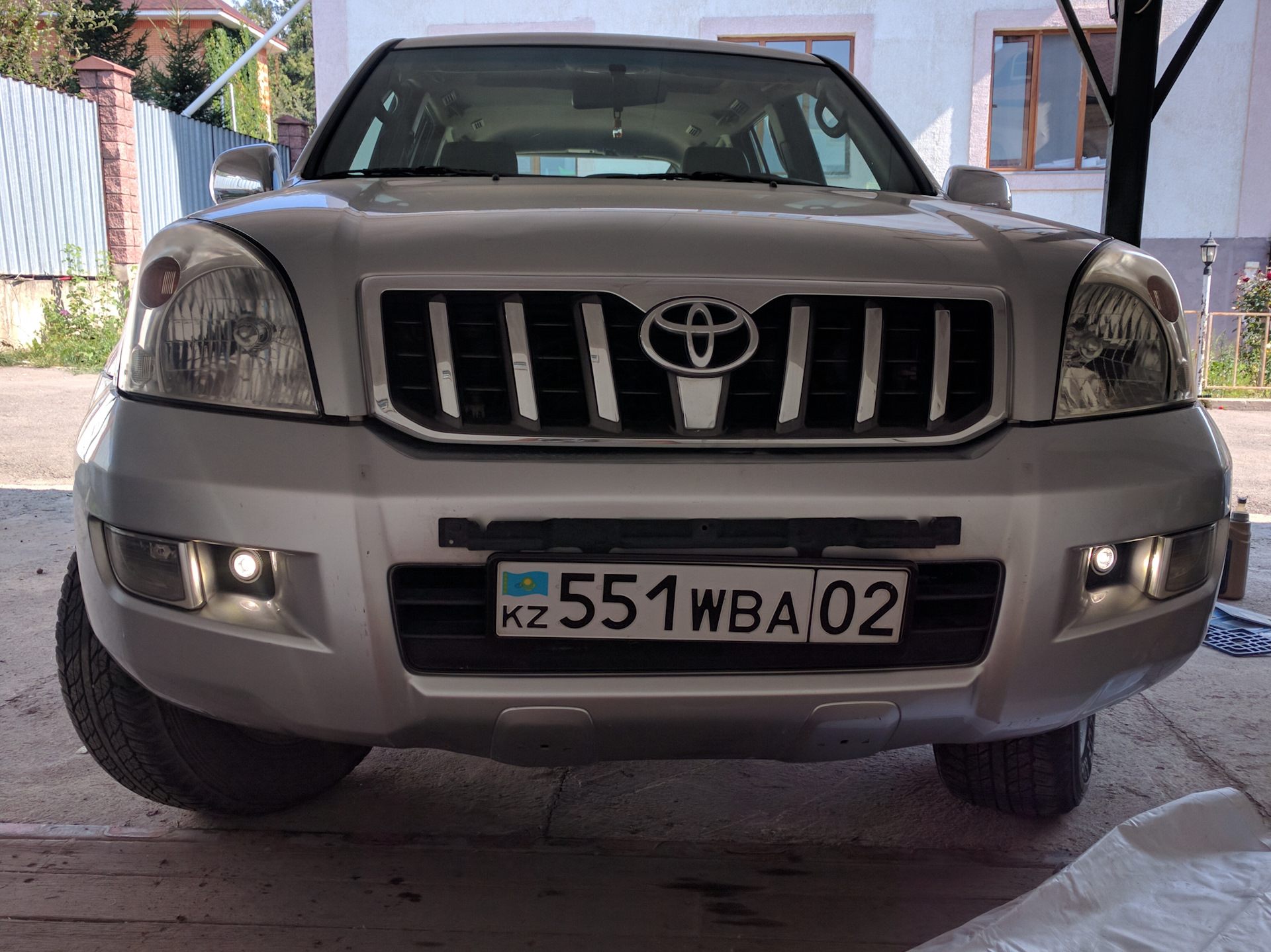 Фары прадо 120. Toyota Land Cruiser Prado 120 ходовые огни. Ленд Крузер Прадо 120 ходовые огни. Ходовые огни Тойота Прадо 120. Land Cruiser Prado 120 противотуманки.