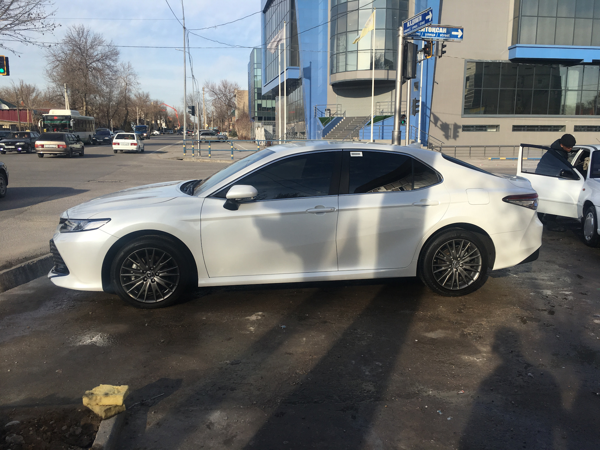 Камри 70 лексус. Camry v70 r18 графит. Camry 70 r18 Lexus диски. F Sport Camry 55. Белая Камри 55 r18.