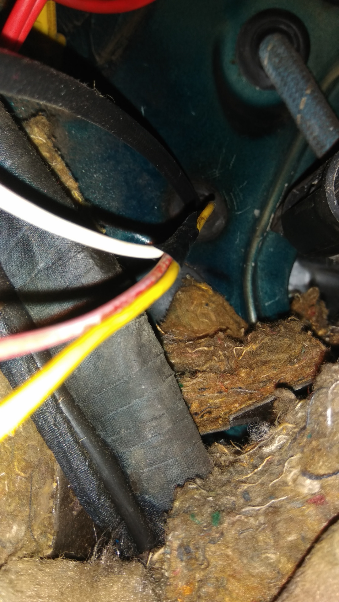 замена тросика подсоса — Audi 100 (C3), 2 л, 1987 года | своими руками ...