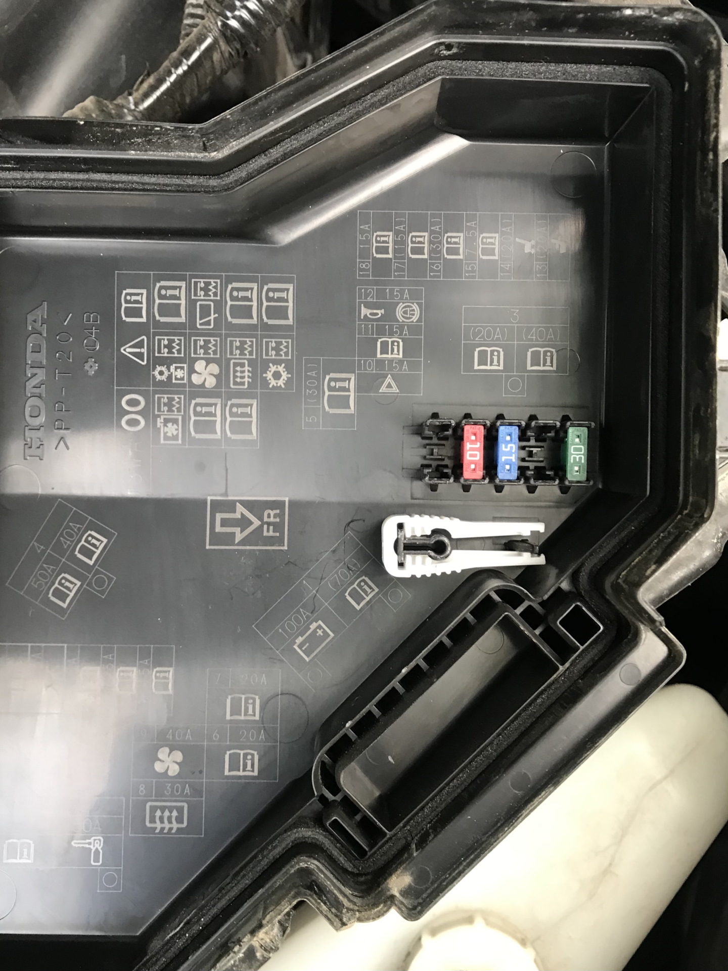 Пропала зарядка в перчаточном ящике. Замена предохранителя под номером ...