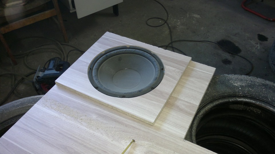 Проставки под два динамика на ваз 2107. Как вырезать под динамики. Кольца под колонки своими руками. Отверстия сетка под динамики. Штатные динамики ваз 2115.