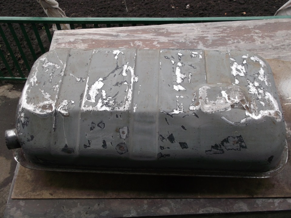 Бензобак таврия. Лючок бензобака таврия. Заз 1102 разные бензобаки. Бак таврии. Топливный бак таврия.