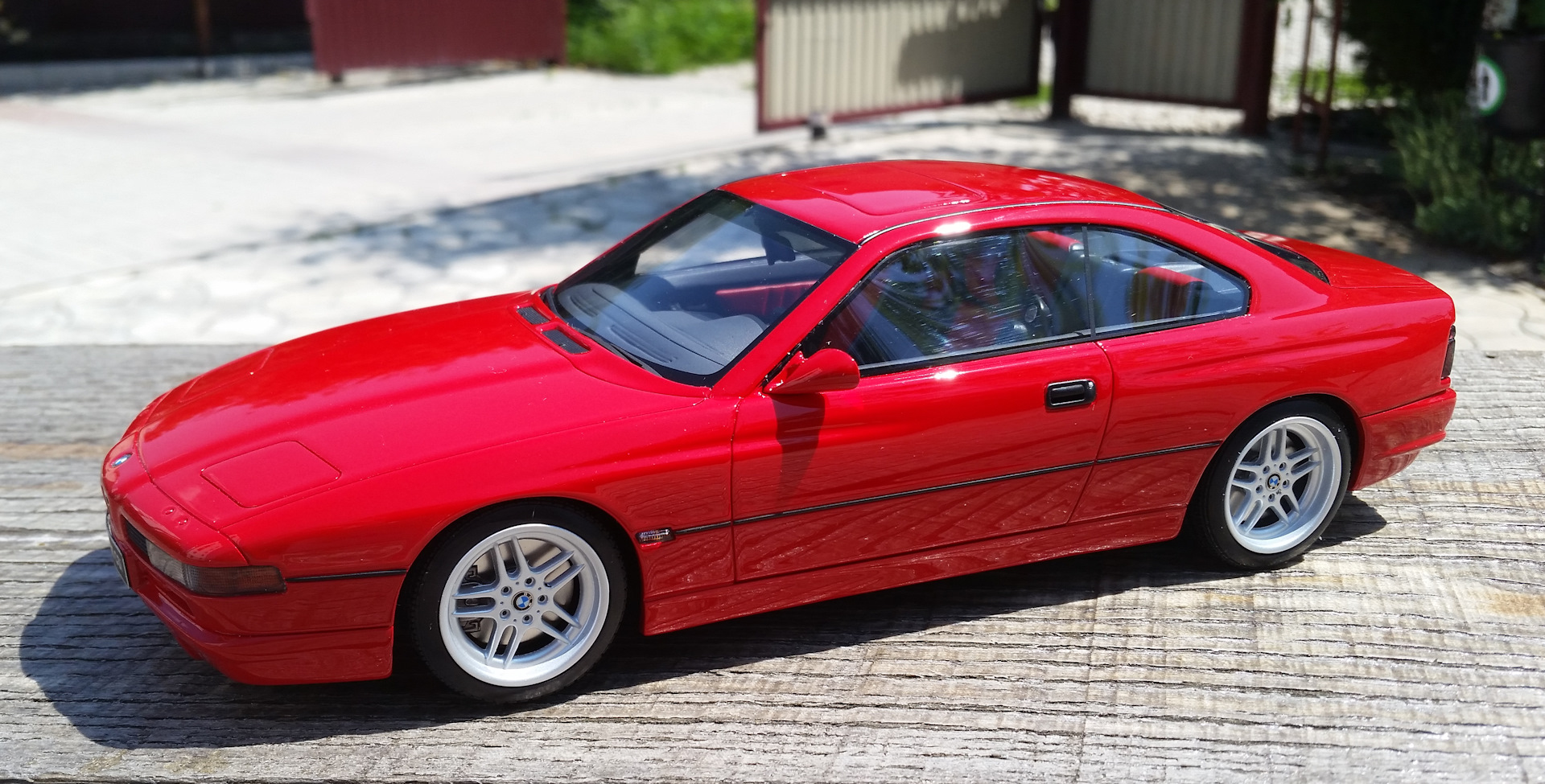 BMW 850 CSI Red