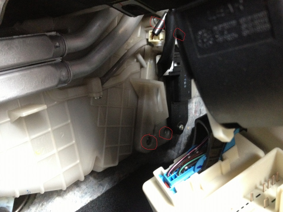 Где салонный фильтр мазда 3. Mazda 3 BK салонный фильтр. Фильтр салона Мазда 3 седан.