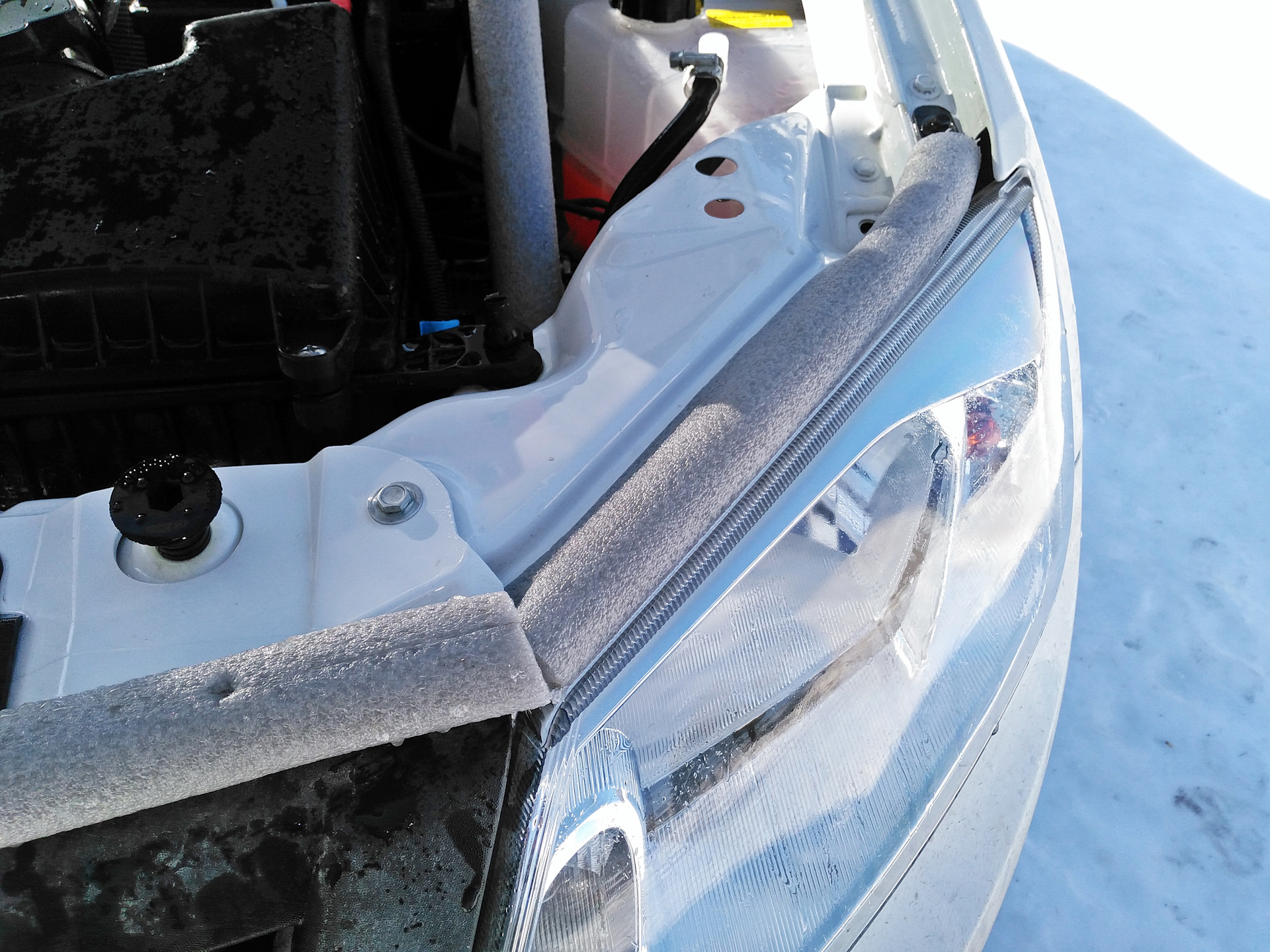 дистрибьютор под капот приора. скрежет под капотом. заводской герметик на гранте. герметик на телевизоре гранта. скрежет под капотом.