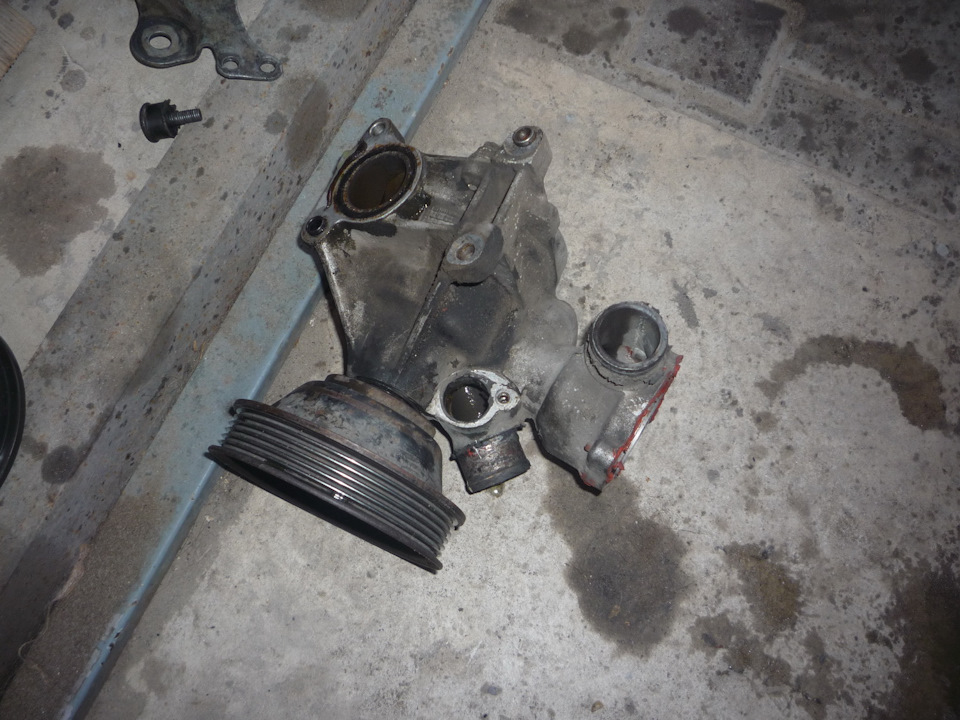 Замена помпы Мерседес двигатель м111 - YouTube