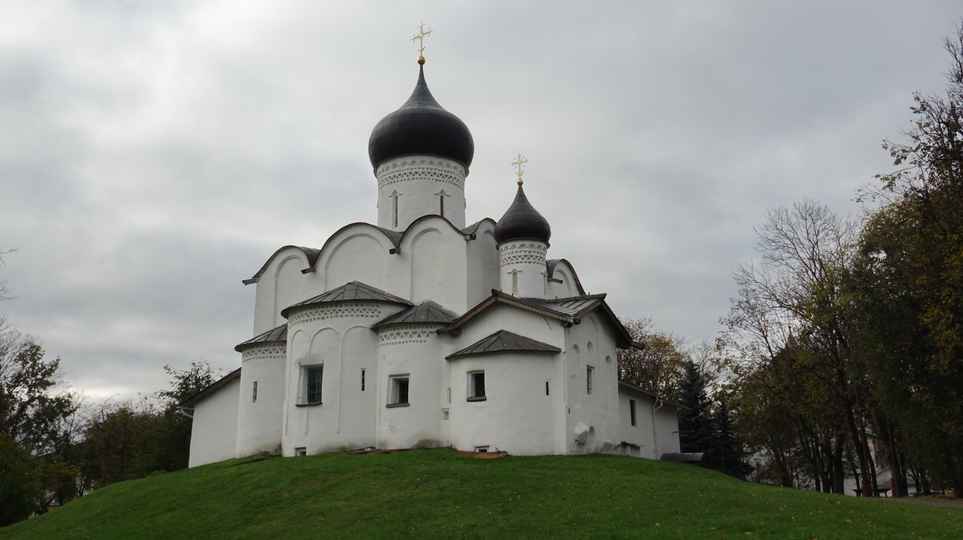 Церкви стоят. Псков белоснежные церкви. Церковь в детском парке Псков. Белые храмы псковские. Церковь Святой Анастасии в городе Пскове на детском парке.