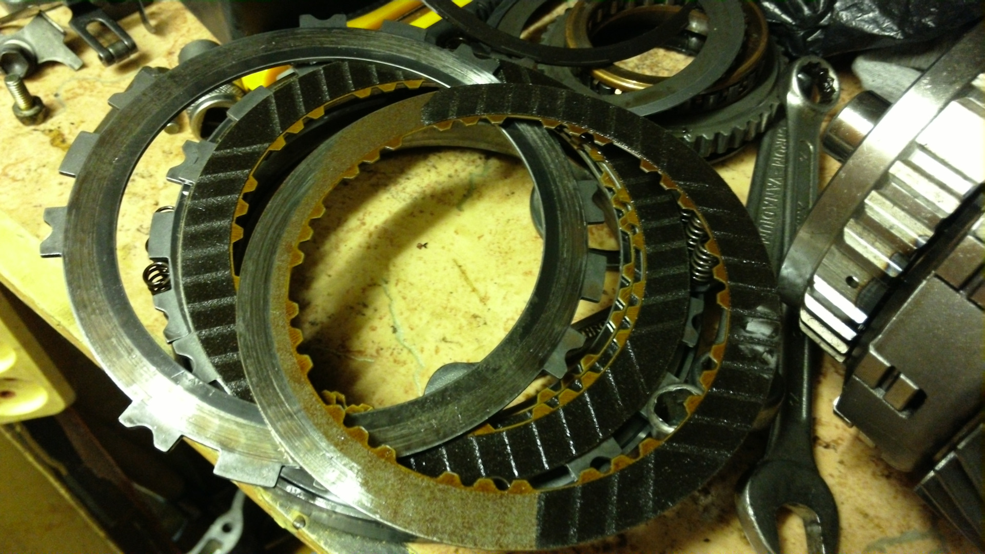Фрикционные диски дифференциала е34. Как снять фрикцион. Фрикционные диски акпп w4a32. Ford 8. Замена фрикционных дисков в кпп зф астроник.