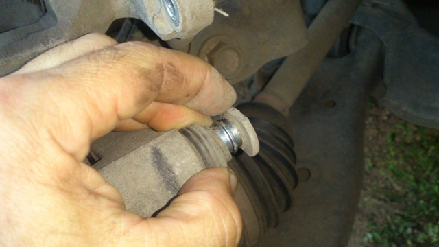 Вынимаем пальцы — оттягиваем пыльники и палец должен легко вынутся. — Mazda CX-5 (1G)