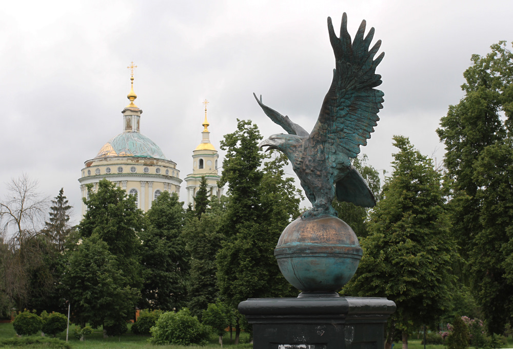 Курский орел. Ялтинский Орел памятник. Памятник Орлу в Ялте. Монумент орла в Курске. Скульптура 