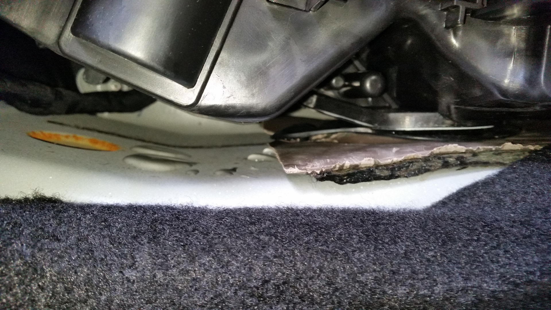 Подтеки конденсата. Волв на коврике в машине. Конденсат на крыше автомобиля. Конденсат в салоне автомобиля. Конденсат в салоне автомобиля.