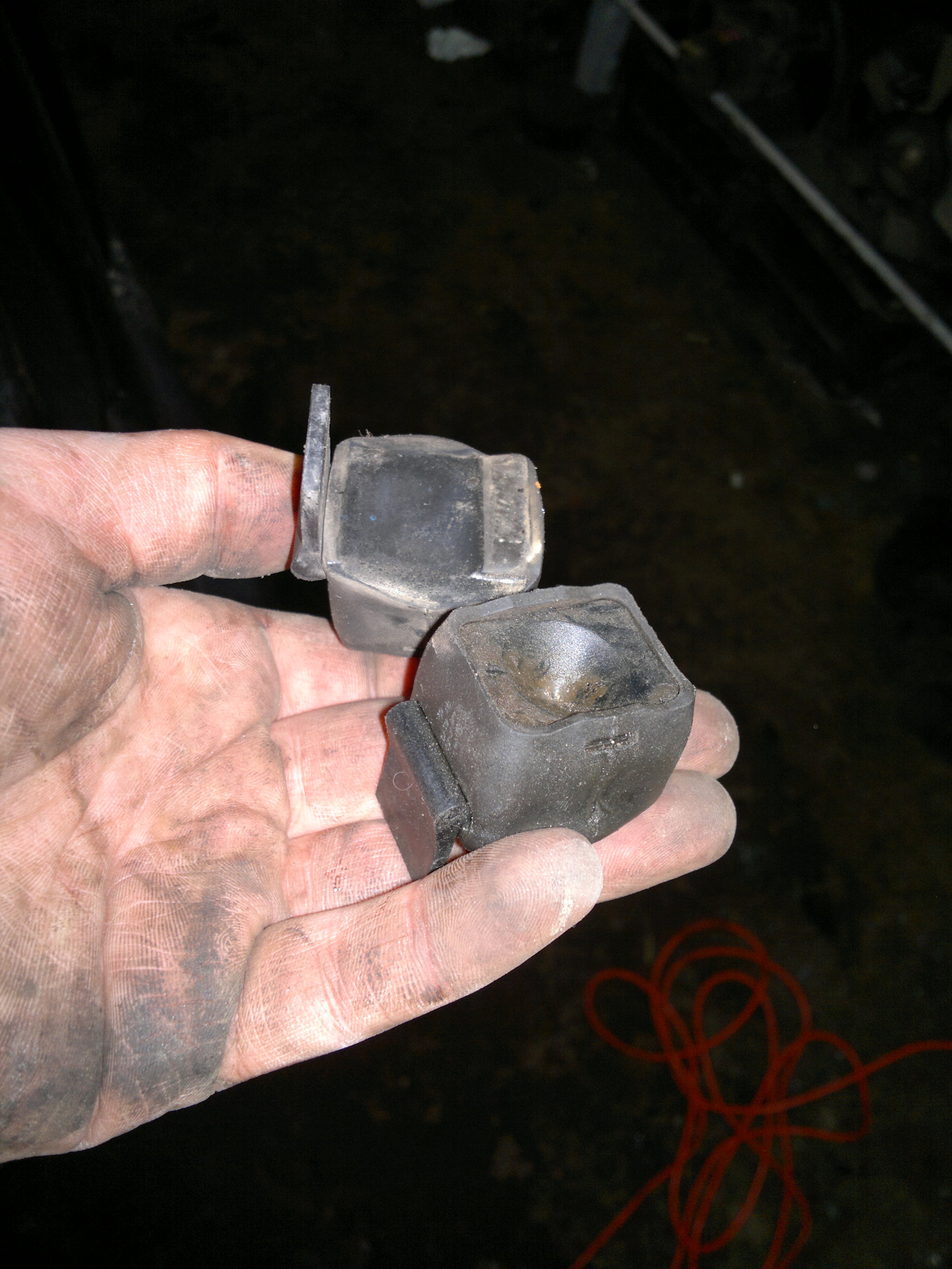 Подушки радиатора пассат б3. Крепление радиатора пассат. Крепление радиатора пассат. Пассат 3 крепеж радиатора. Подушка радиатора vw passat b3.