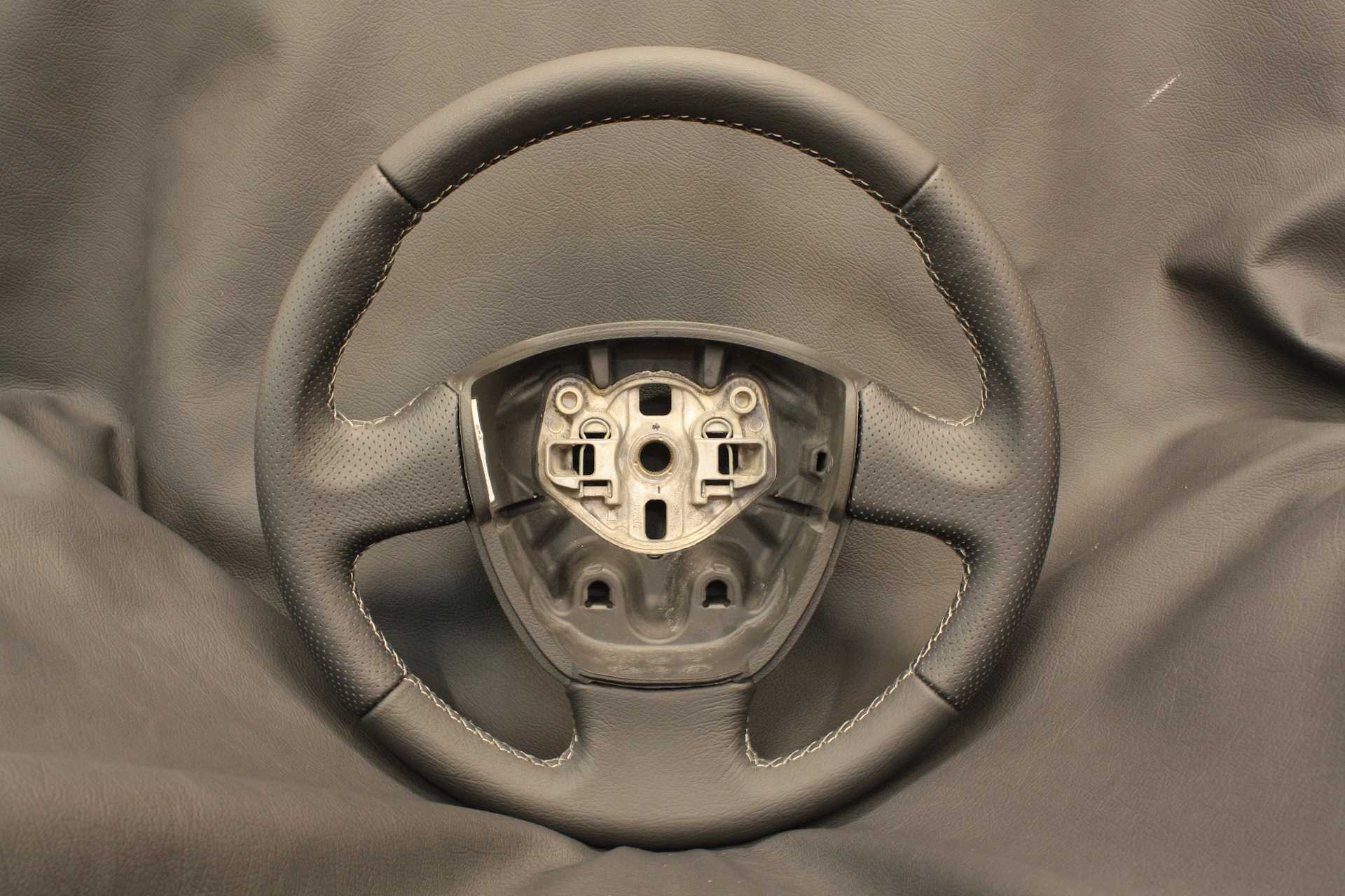 самый дорогой руль. бугатти чирон салон. руль ф1 феррари. Thrustmaster ts-pc racer. эксклюзивный руль из металла.