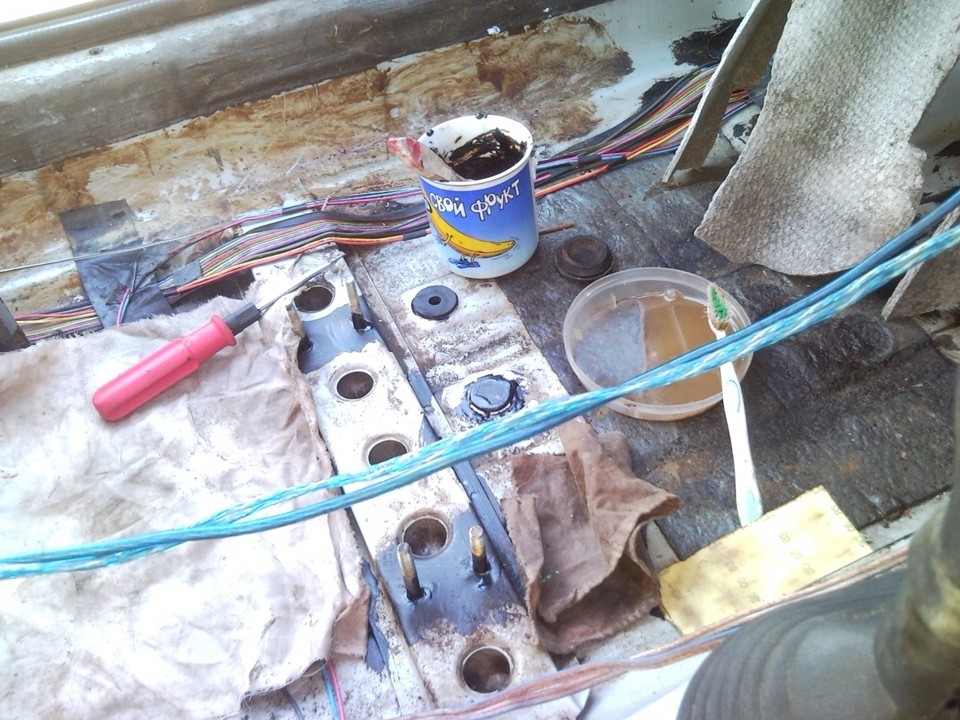 [вылечено] Обнаружена сырость под передними сиденьями — LADA 21093i, 1 ...