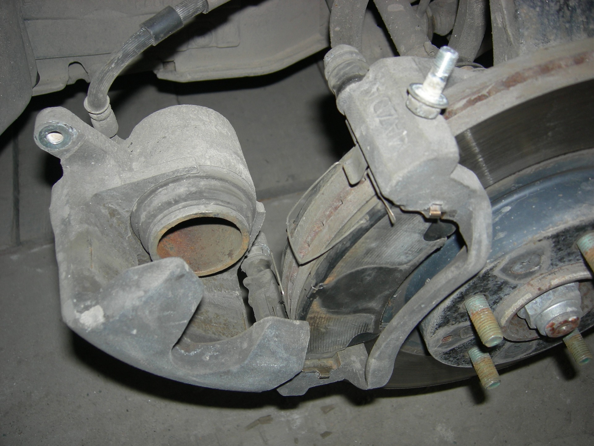 Замена передних тормозных дисков и колодок - Mazda Demio (2G), 1,5 л, 2003 года 