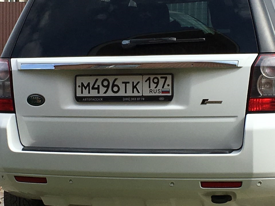 Авто с надписью на крышке багажника. Киа рио 4 шильдики багажника. Эмблема багажника octavia a5. Шильдик s на мерседес s500. Защита наклейка крышки багажника hyundai solaris.