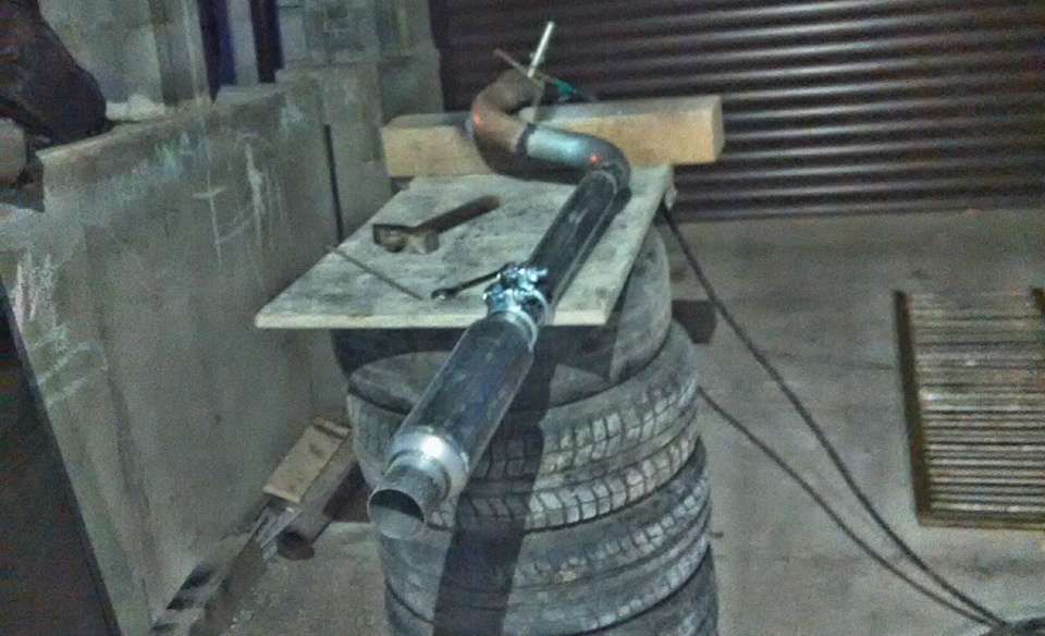 Решил, что пора ей сделать выхлоп как мне хочется, 60 мм труба и ...