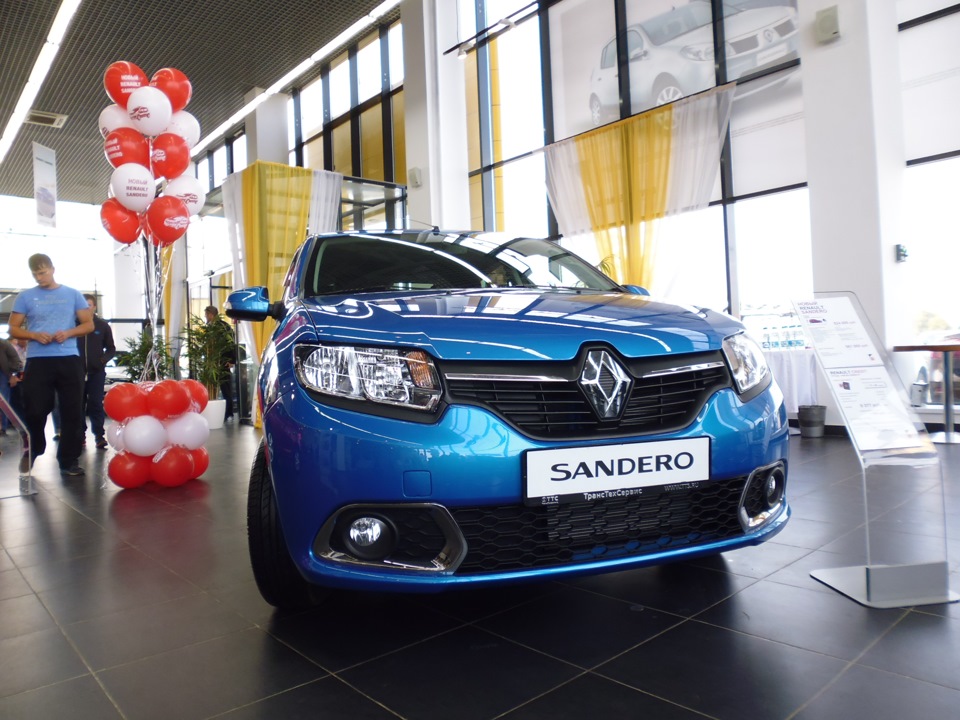 Дилер рено новый. Renault Sandero drive2. Renault Sandero автосалон. Рено Сандеро автосалон на Малиновского. Рено Сандеро Автоцентр в Москве.