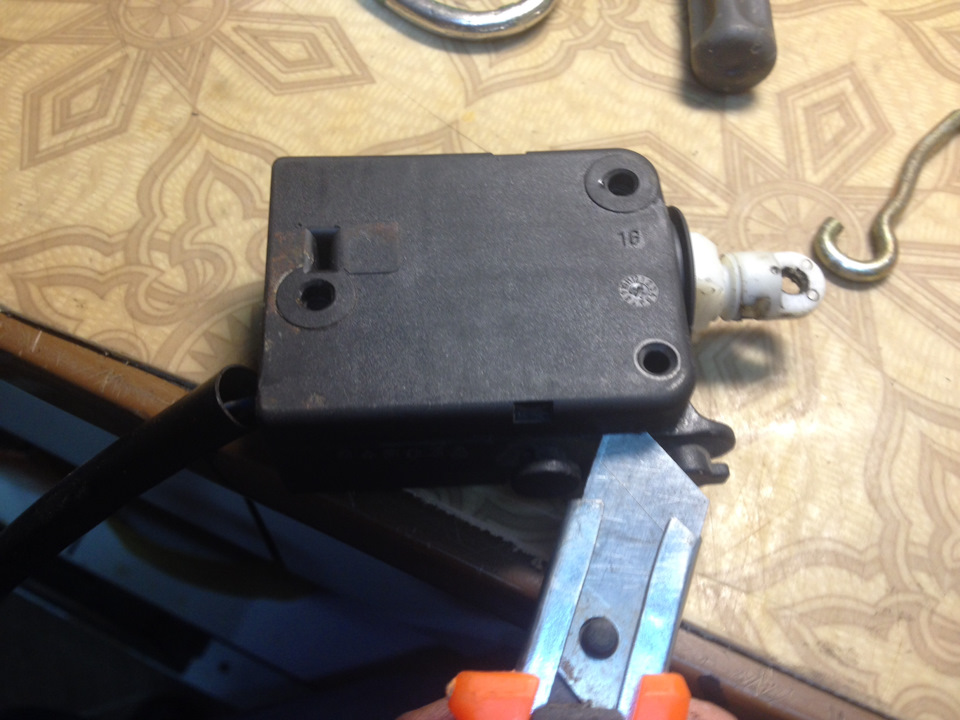 Ремонт активатора замка двери — Mercedes-Benz G-Class (W463), 5 л, 2006 ...