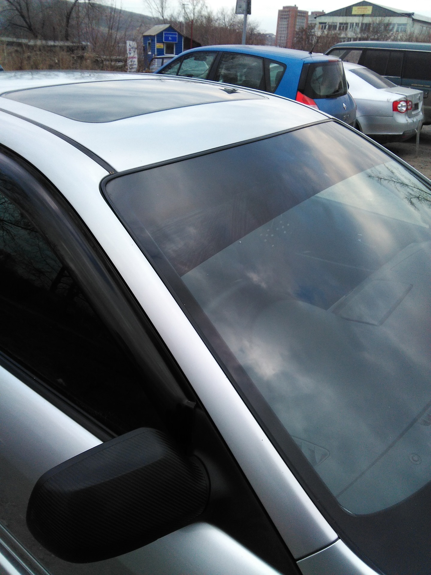 Наклеил полоску на лобовое — Mazda Atenza (1G), 2,3 л, 2003 года ...
