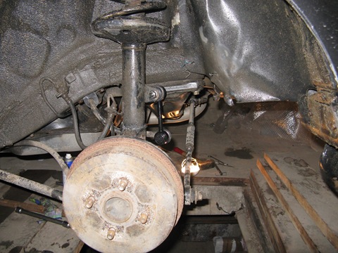 Replacing links and stabilizer bushings - Toyota Sprinter Trueno 16 L 1992