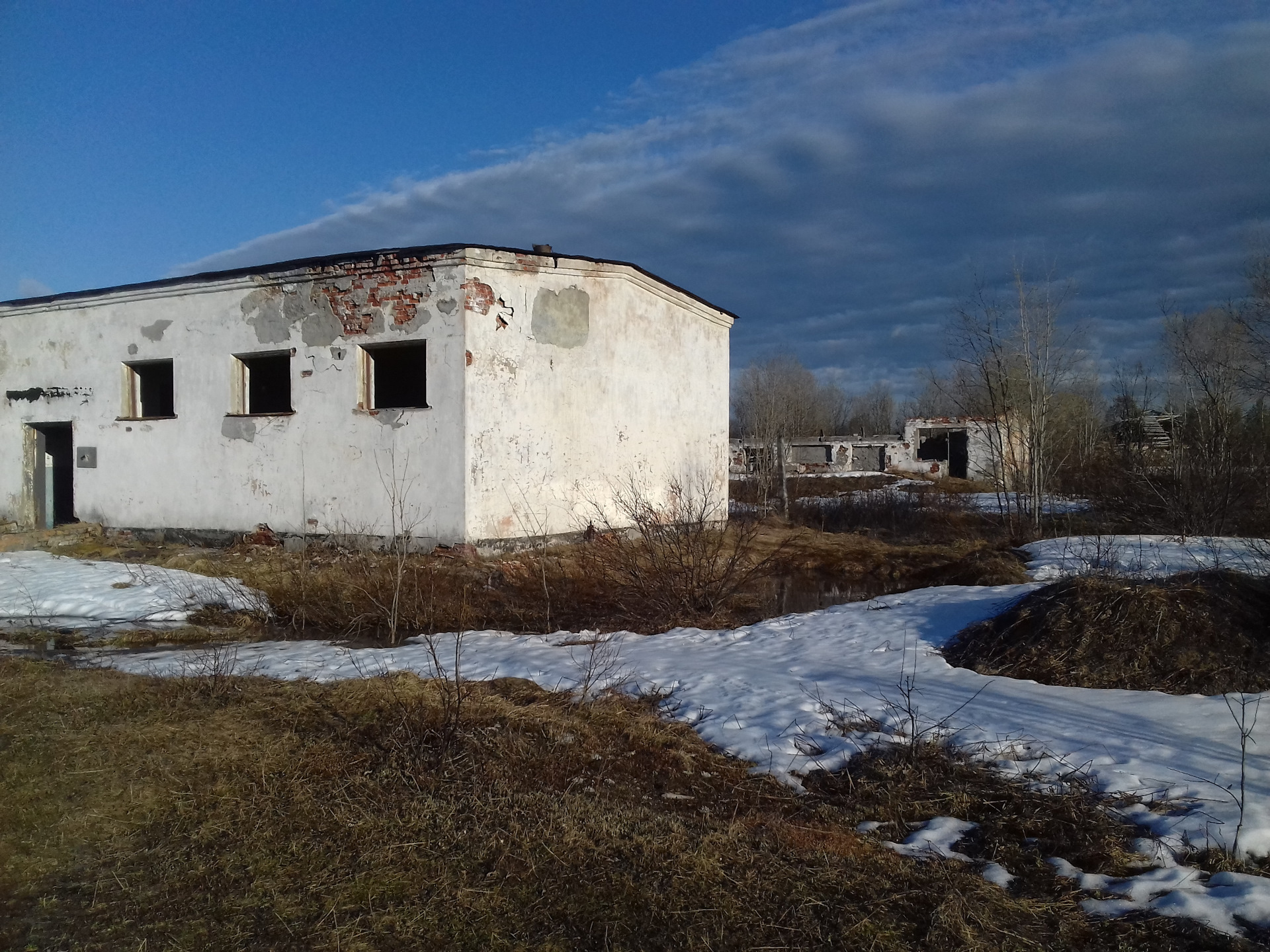 Оленегорск в ч. Посёлок Пушной Мурманская область. Заброшенная Военная часть Мурманская область поселок Пушной. Заброшенный аэродром пос Пушной Мурманская область. Военный городок Оленегорск-2.