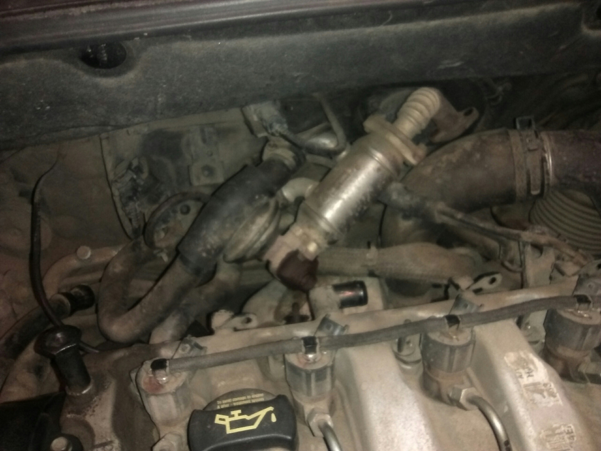 Хендай туссан 2008 замена. Клапан Hyundai Tucson 2.0 дизель. Свечи накаливания Hyundai Tucson 2008. Свечи накала Туксон 2.0 дизель 2008. Hyundai Tucson 2008 дизель ЕГР патрубки.