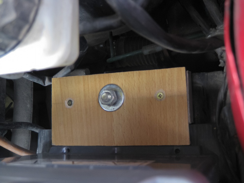 Снизу кадра — установленный на место аккумулятор — Peugeot 206