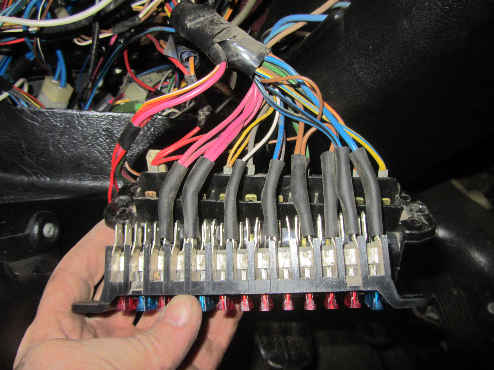 Chevrolet niva блок предохранителей. Блок предохранителей шевроле нива 2007. Реле нива шевроле 2005г. Предохранители нива 2006. Монтажный блок нива шевроле.