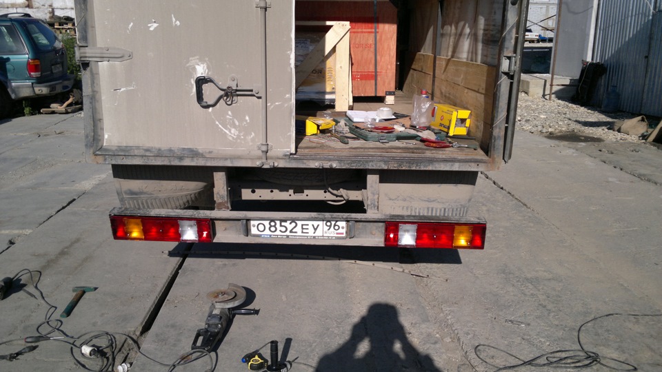 заводская масса задних фонарей газель. задний бампер газель бортовой. кронштейн заднего фонаря газель. замена задних фонарей газель. брус заднего фонаря газель.