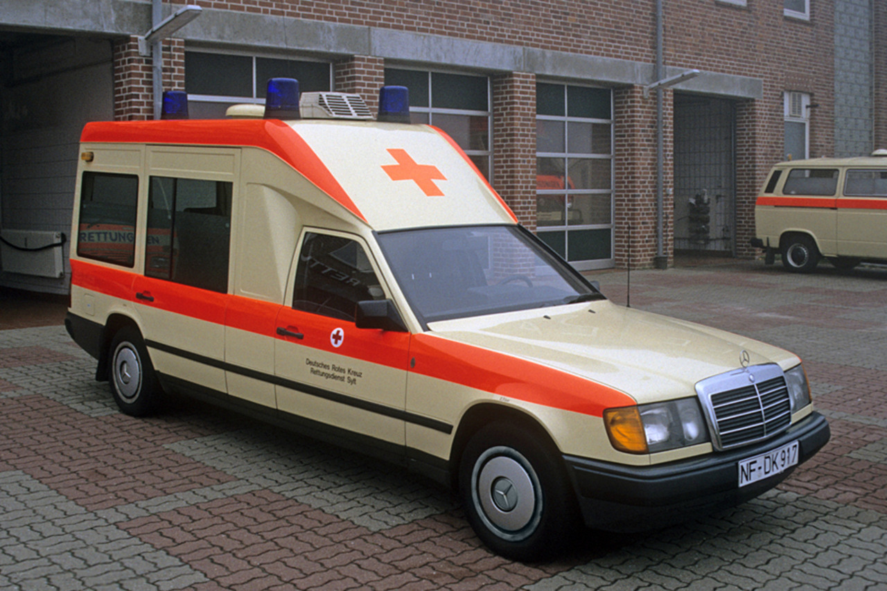 Легковая машина скорой помощи. Mercedes Benz w124 Ambulance.. Мерседес 124 скорая. Mercedes Benz w123 Ambulance. Мерседес 310 скорая.