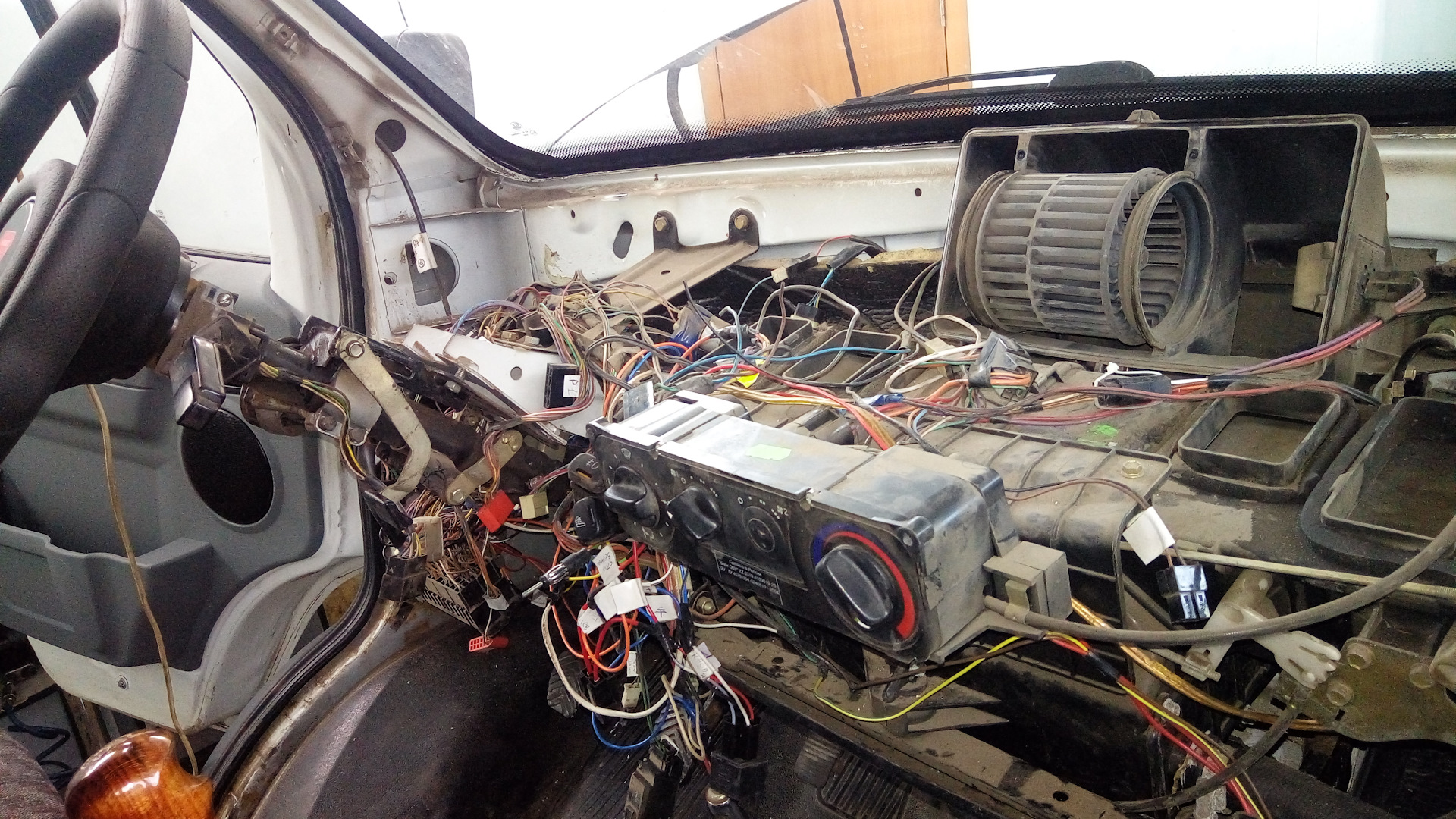 Торпеда газель бизнес 2008 год. Соболь снятие торпеды. Мотор печки газель бизнес панель некст. Панель приборов газ 2217 соболь. Передняя панель газ 2705 бизнес.