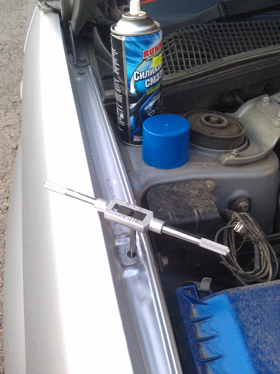 Если колхозить то в одной цветовой гамме. Упоры капота. — Subaru ...