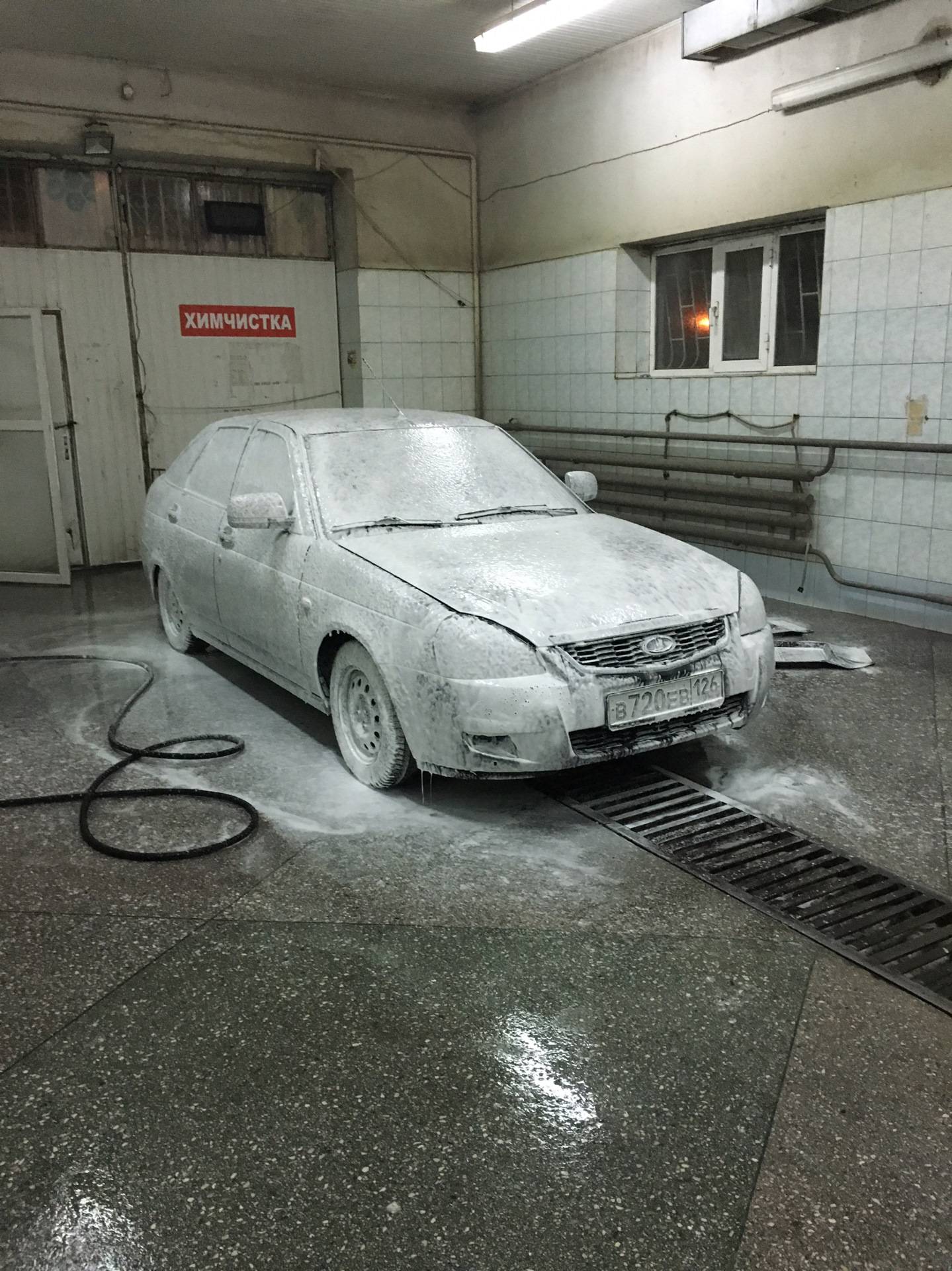 Можно мыть машину в морозы. Мойка авто в Мороз. Автомобиль на мойке в Мороз. Мыть ли машину в Мороз. Помыл машину в Мороз.
